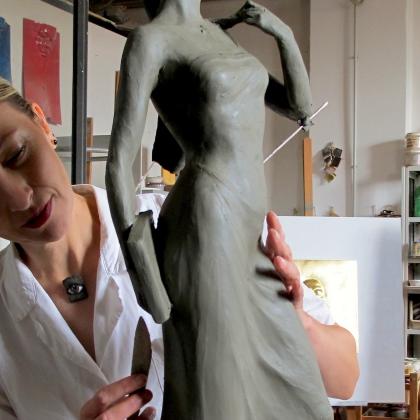 Simona Ragazzi while shape a statuette.