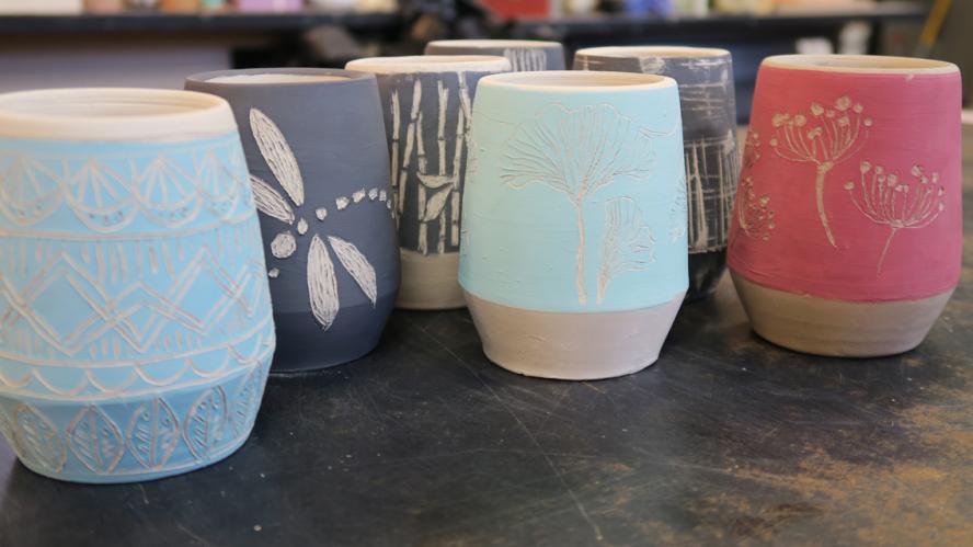 Workshop di ceramica graffita  a Bologna -Paese dei Balocchi- corsi privati e lezioni di ceramica.