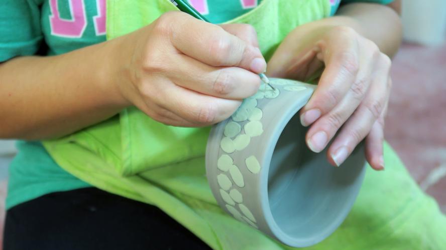 Workshop di ceramica graffita  al mattino , pomeriggio, sera a Bologna -Paese dei Balocchi- corsi privati e lezioni di ceramica.