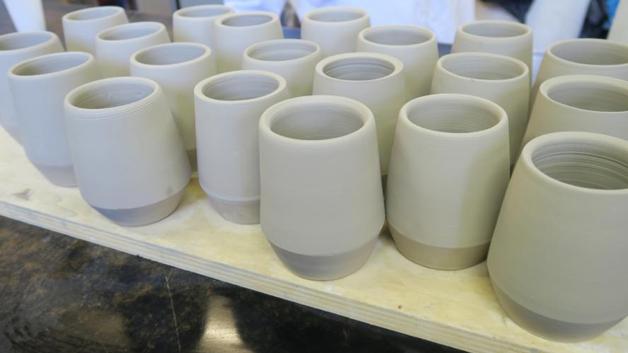 Workshop di ceramica graffita  a Bologna -Paese dei Balocchi- corsi privati e lezioni di ceramica. Bicchieri di argilla.