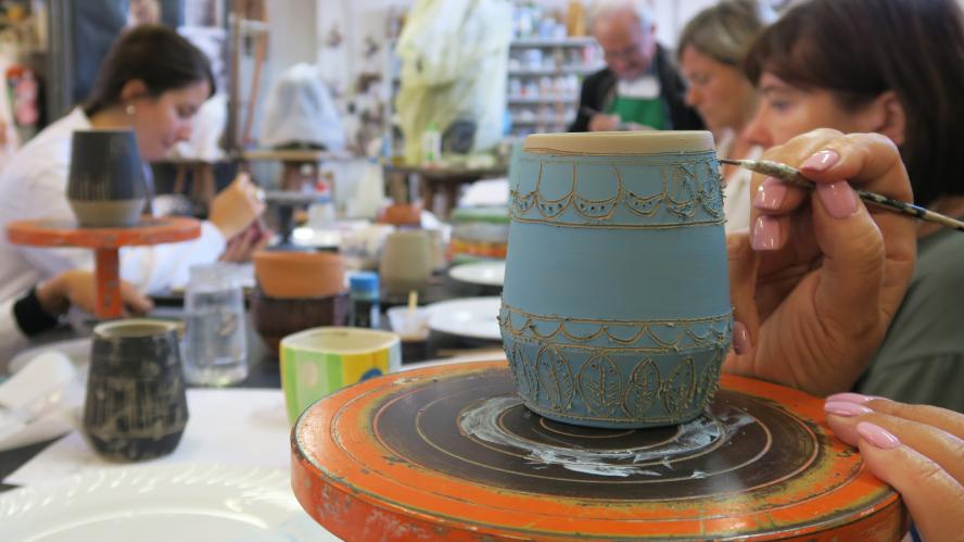 Workshop di ceramica graffita  a Bologna -Paese dei Balocchi- corsi privati e lezioni di ceramica.