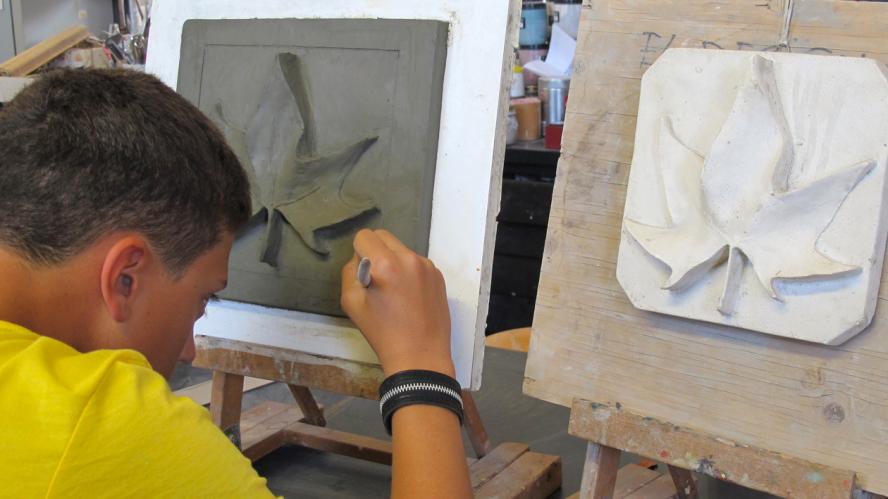 Ripetizioni - lezioni private di disegno dal vero, moderazione plastica a Bologna. Paese dei Balocchi. Preparazione all'esame di ammissione al Liceo Artistico. Recupero anni scolastici. Bassorilievo in argilla di una foglia in lavorazione.