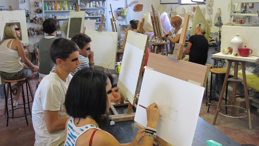 Classe di allievi durante una prova d'esame. Ripetizioni - lezioni private di disegno dal vero a Bologna. Paese dei Balocchi. Preparazione all'esame di ammissione al Liceo Artistico. Recupero anni scolastici