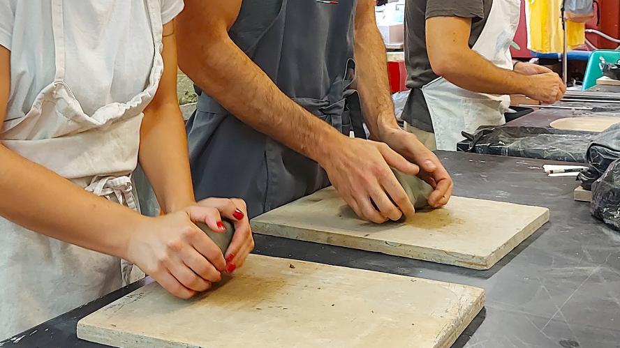 Lezione di tornio per ceramica a Bologna.
Impastare l'argilla per vasi.