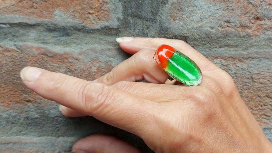 Anello in vetro realizzato nel workshop di vetro fusione per gioielli a Bologna