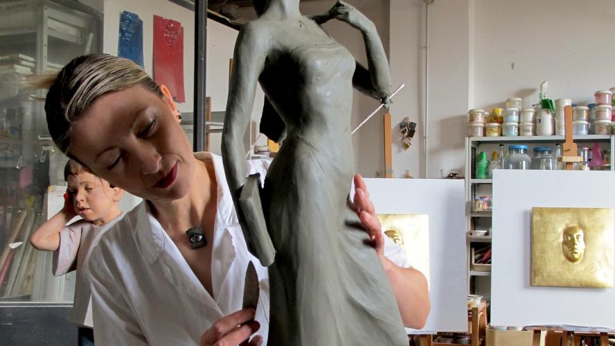 Simona mentre modella una statuetta.