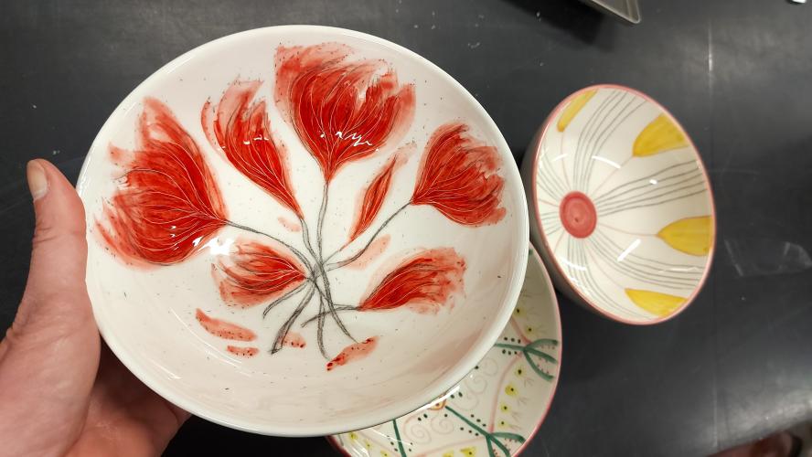 Decorazione di una ciotola per ramen o poke in ceramica dipinta a mano. Esperienza creativa.