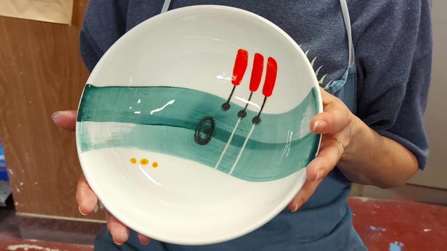 Decorazione di una ciotola per ramen o poke in ceramica dipinta a mano. Esperienza creativa.
