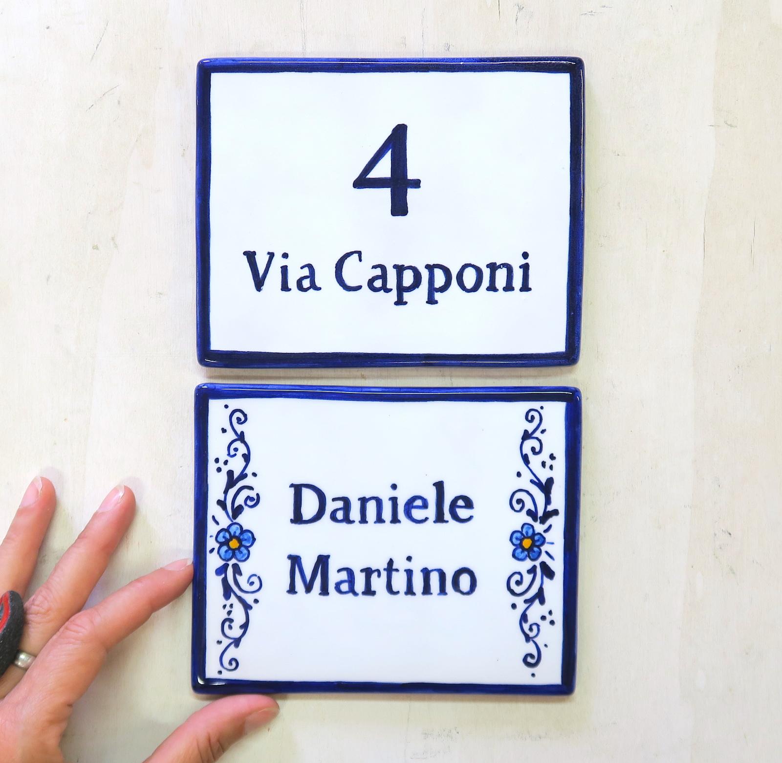 Produzione targhe, numeri civici e insegne fatte a mano. Targa, insegna in ceramica dipinta a mano quadrato o rettangolare da esterno.
Disegno personalizzato su misura a Bologna.
