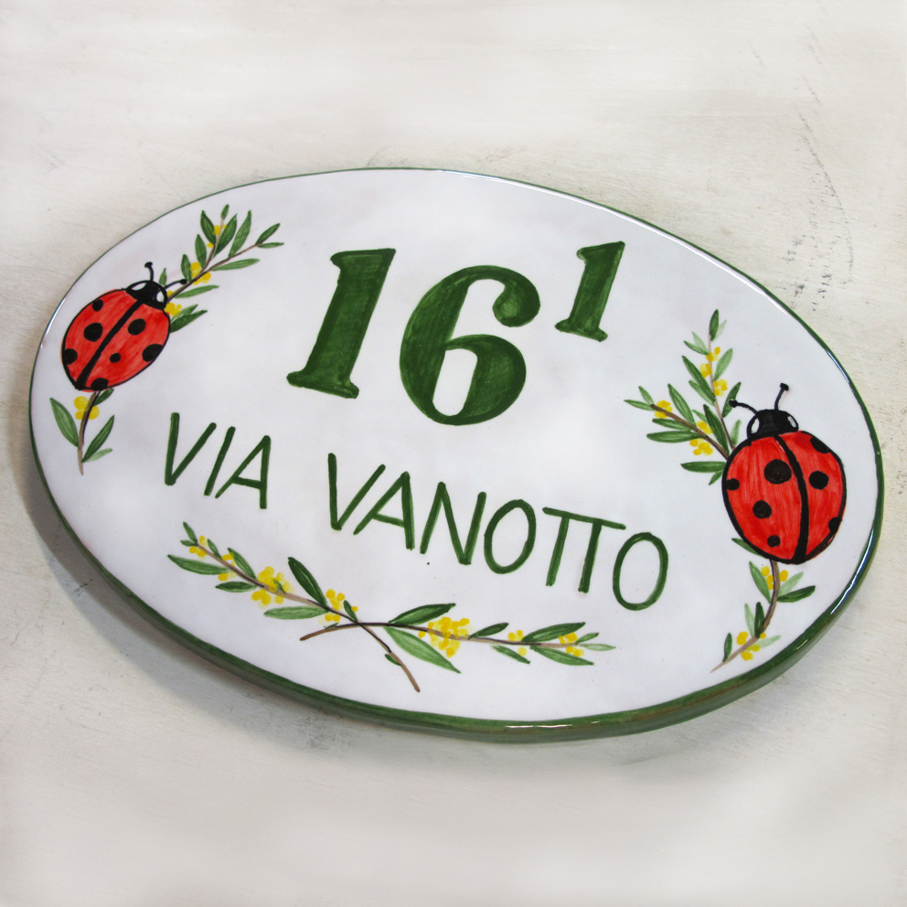 Produzione targhe, numeri civici e insegne fatte a mano. Targa, insegna in ceramica dipinta a mano ovale.
Disegno personalizzato su misura a Bologna.