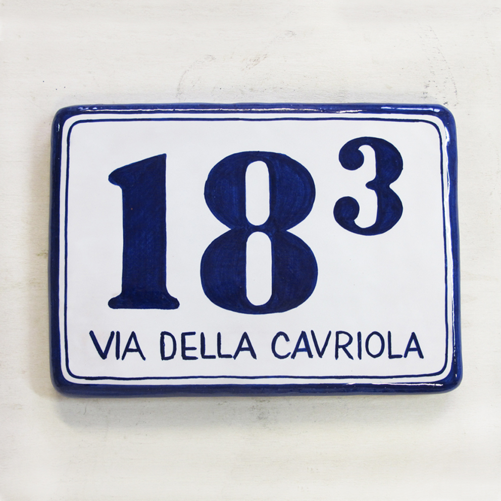 Numero civico rettangolare classico bolognese in ceramica dipinto a mano. Dim.22 x 16 cm.Produzione targhe, numeri civici e insegne fatte a mano. Targa, insegna in ceramica dipinta a mano quadrato o rettangolare da esterno.
Disegno personalizzato su misura a Bologna.