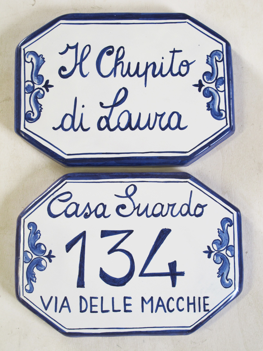 Coppia di targhe ottagonali per muretto del cancello con testo , cognomi, numero civico e nome via  in ceramica a Bologna Paese dei Balocchi. Targa e numero civico rettangolare con angoli smussati, dipinti a mano. Decorazione ceramica fatta a mano personalizzata Targa decorativa su misura in maiolica 20 x 14 cm da esterno .