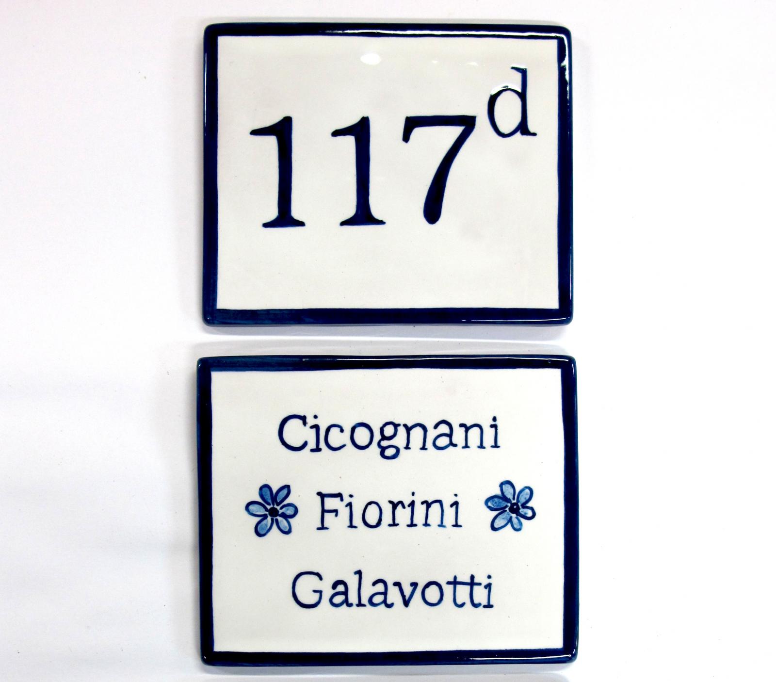 Coppia di Targhe per il campanello con Cognomi e numero civico e fiori in ceramica a Bologna Paese dei Balocchi. Targhe e numeri civici dipinti a mano. Decorazione ceramica personalizzata Targhetta Rettangolare in maiolica 12 x 16 cm da esterno bianca e blu.