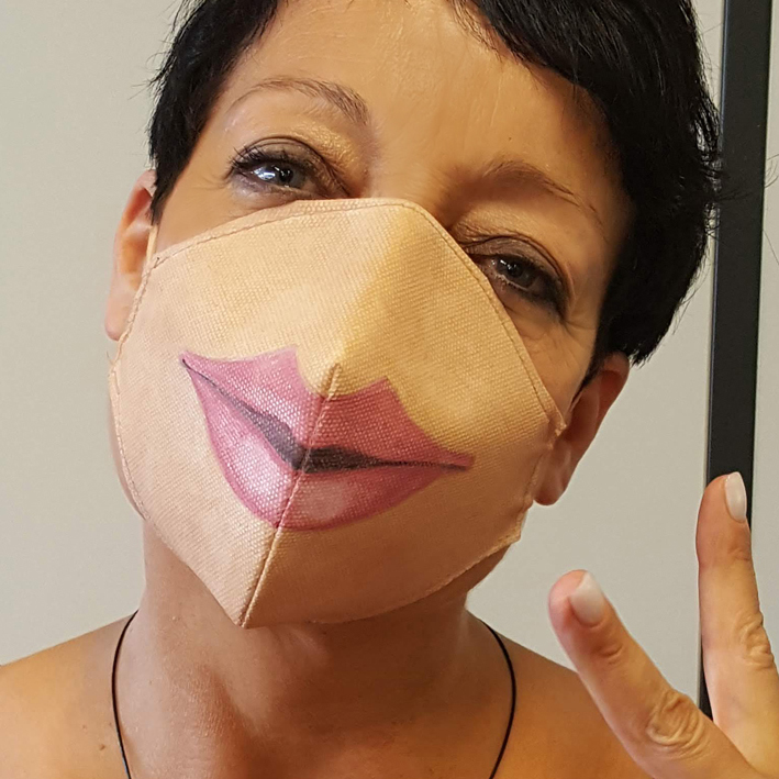 Mascherina protettiva lavabile dipinta a mano. Mascherine spiritose con bocca, sorriso, animali. Prodotte in italia. A Bologna