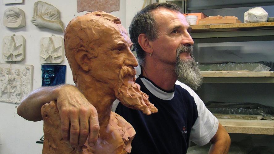 Ritratti in scultura in terracotta, bronzo su commissione a Bologna. Statua Ritratto di uomo con barba dal vivo o da foto su misura in gesso, argilla, terrabianca , metallo, resina.