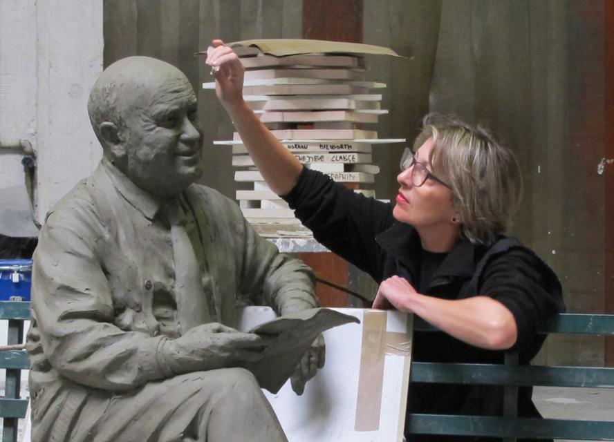 Statua ritratto di uomo seduto a grandezza naturale. Monumento in  bronzo su commissione a Bologna di Simona Ragazzi. Ritratto in argilla in lavorazione. Modello per fusione in bronzo. Scultore Simona Ragazzi