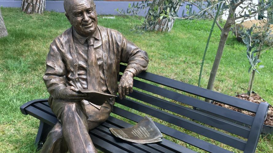 Statua ritratto di uomo seduto a grandezza naturale. Monumento in  bronzo su commissione Dott. Zaini Fondatore Fatro di Bologna di Simona Ragazzi.   Scultore, insegnante, professionista specializzato in ritrattistica.