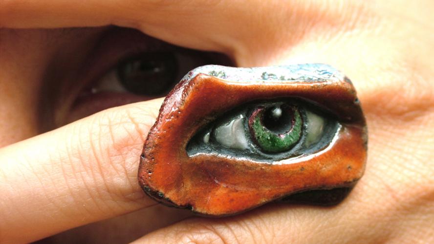 EYE - Anello d'autore in ceramica Raku a Bologna. Gioiello a forma di occhio color verde. fatto a mano con montatura in argento. Pezzo unico.
