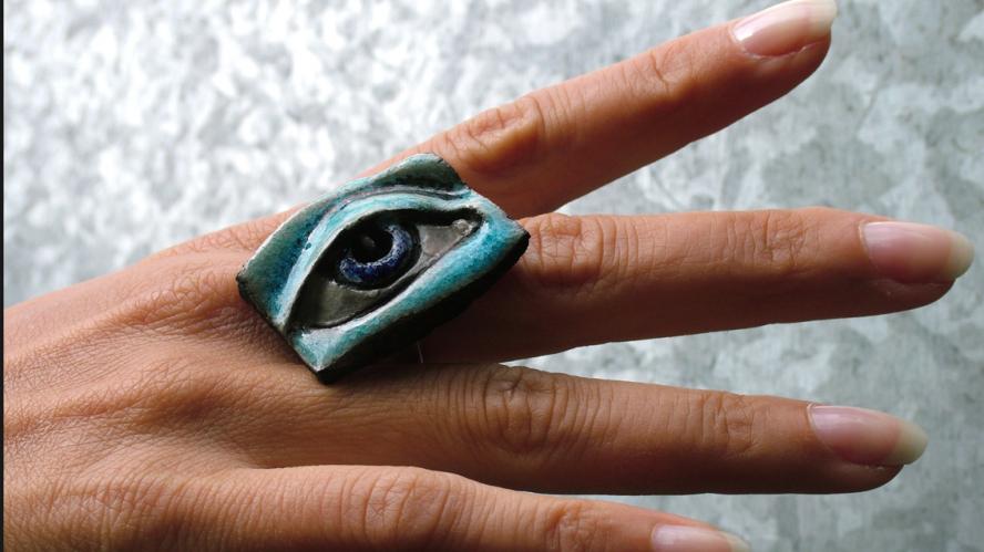 EYE - Anello d'autore in ceramica Raku a Bologna. Gioiello a forma di occhio color azzurro. fatto a mano con montatura in argento. Pezzo unico.