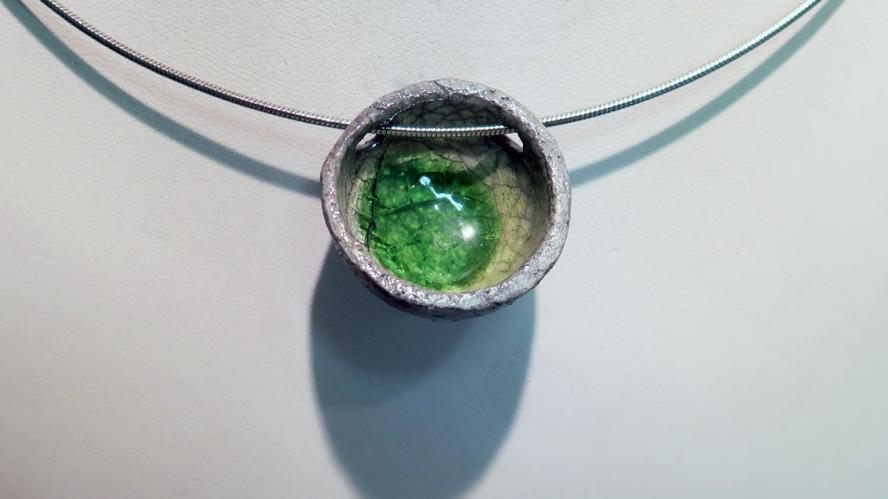 Gioiello d'autore in ceramica Raku a Bologna. Pendente verde fatto a mano. Terra sigillata , smalto a grosso spessore. Collana di Roberta Angelini.