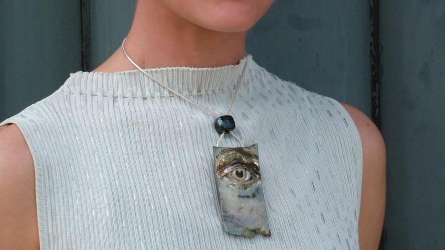 EYE - Collana d'autore in ceramica Raku a Bologna. Pendente gioiello a forma di occhio color grigio. fatto a mano con montatura e collana in argento. Pezzo unico.