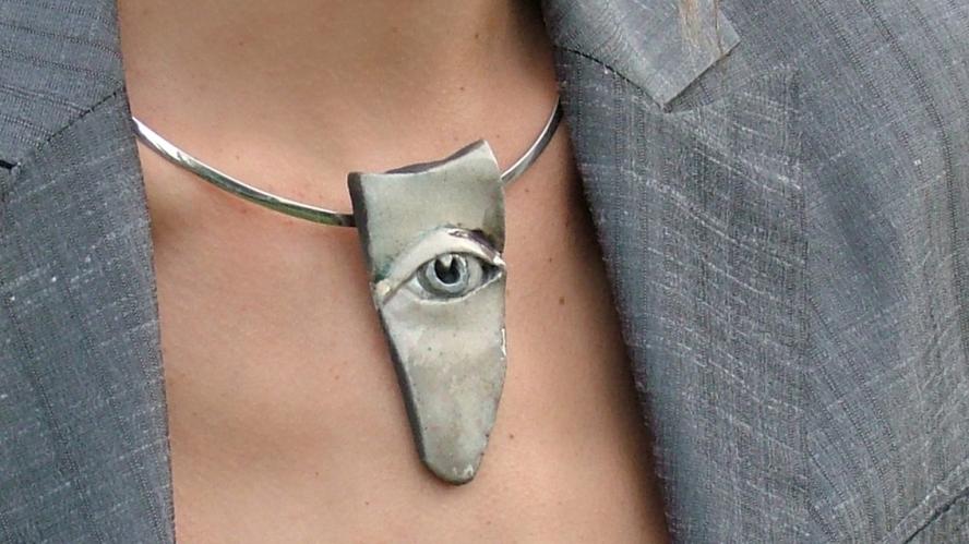 EYE - Collana d'autore in ceramica Raku a Bologna. Pendente gioiello a forma di occhio color grigio. fatto a mano con montatura in argento. Pezzo unico.