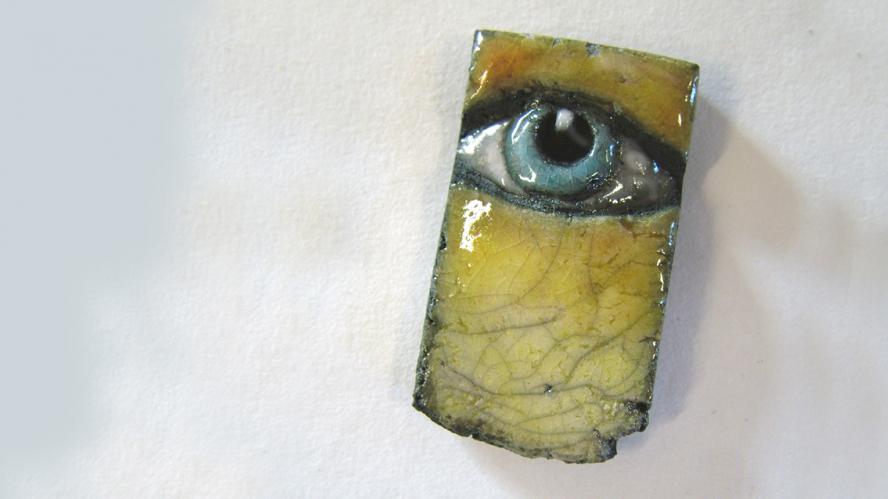 EYE - Scultura gioiello d'autore in ceramica Raku a Bologna. Pendente a forma di di occhio color azzurro. fatto a mano con montatura in argento. Opera unica di Simona Ragazzi.